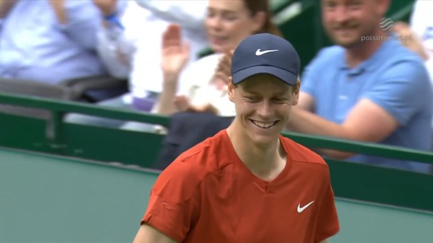 Jannik Sinner pokonał we wtorek Tallona Griekspoora w I rundzie turnieju ATP w Halle. W jednej z akcji popisał się niesamowitym zagraniem, które sam skwitował śmiechem.

