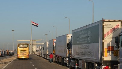 Pomoc humanitarna dla Strefy Gazy utknęła na granicy. Mowa o 1000 ciężarówek 