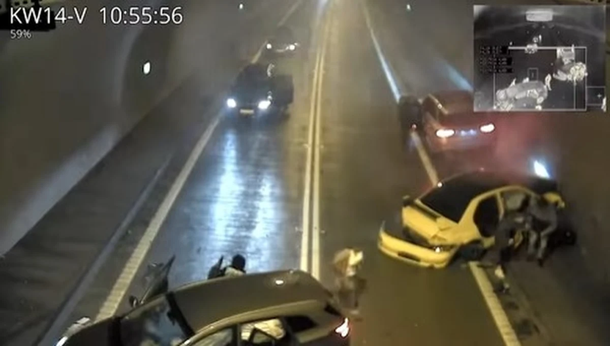 Roztrzaskane auta i pięć osób ciężko rannych - to bilans brawurowej jazdy w tunelu drogowym Emilia w Lalikach na S1, w województwie śląskim. Oglądając nagranie z niedzieli, które udostępniła Generalna Dyrekcja Dróg Krajowych i Autostrad, nasuwa się myśl, że to cud, że nikt nie zginął. W miejscu, gdzie dopuszczalna prędkość wnosiła 50 km/h, kierowca żółtego mitsubishi pędził 170 km/h.