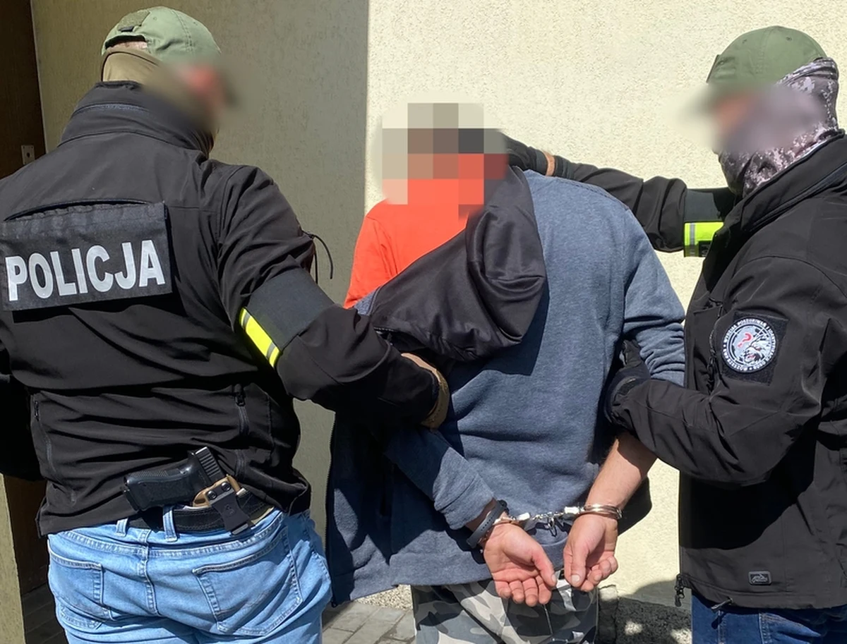 Przestępstwo na małoletniej poniżej 15. roku życia - za to właśnie listem gończym był poszukiwany 37-letni mieszkaniec powiatu rzeszowskiego. Okazało się, że ukrywał się pod schodami w jednym z domów w Głogowie Małopolskim. W środę poinformowano, że w miniony piątek udało się go zatrzymać.