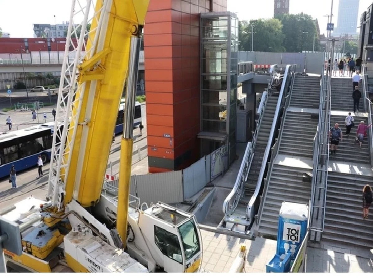 Nowe schody ruchome przy dworcu autobusowym i niedaleko dworca PKP w Krakowie zostały już zamontowane. Kolejnym etapem prac będzie montaż zadaszenia. Powinien on rozpocząć się w lipcu. To inwestycja wzbudzająca emocje, ponieważ poprzednie schody nie działały przez prawie sześć lat.