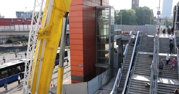 Nowe schody ruchome przy dworcu autobusowym i niedaleko dworca PKP w Krakowie zostały już zamontowane. Kolejnym etapem prac będzie montaż zadaszenia. Powinien on rozpocząć się w lipcu. To inwestycja wzbudzająca emocje, ponieważ poprzednie schody nie działały przez prawie sześć lat.