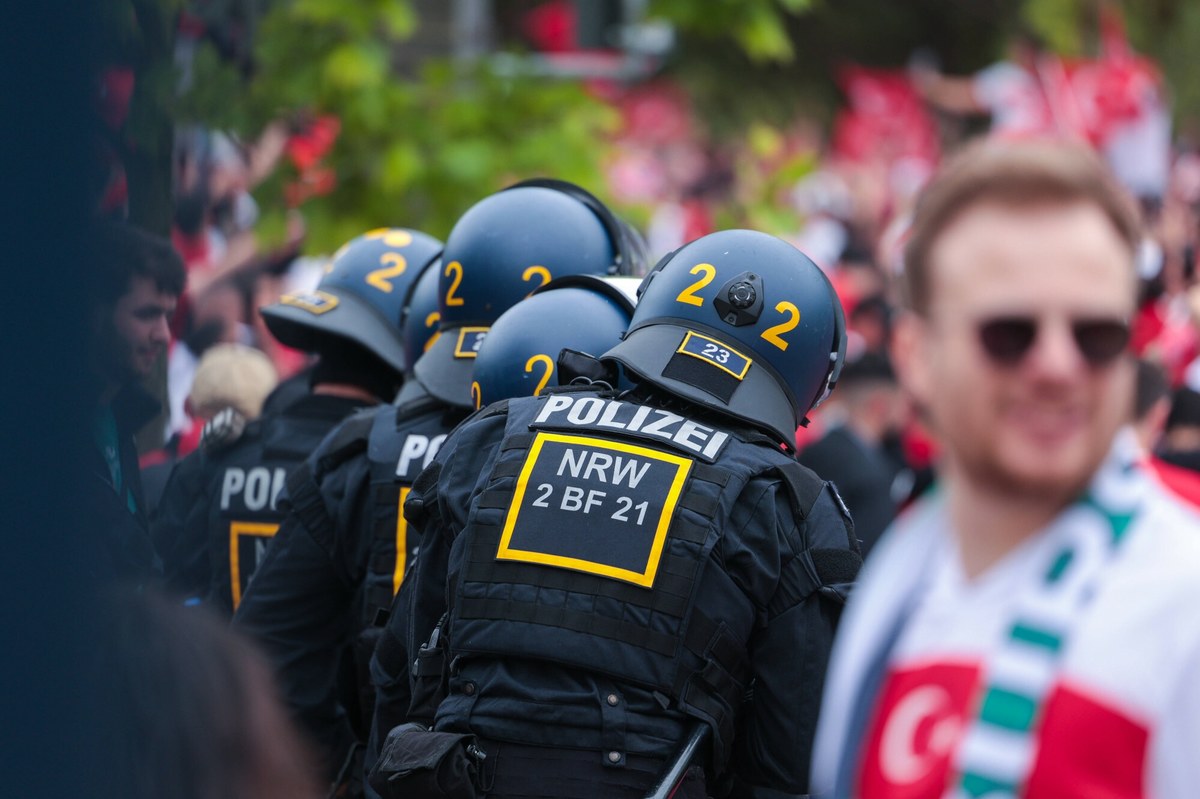 Grupa terrorystyczna, która zorganizowała zamach na salę koncertową Crocus pod Moskwą, może szykować akcję w Niemczech na Euro 2024 - ostrzegł szef niemieckiego kontrwywiadu w rozmowie z "Financial Times". Według niego ISIS-K zdołała przetransportować bojowników do Europy Zachodniej.