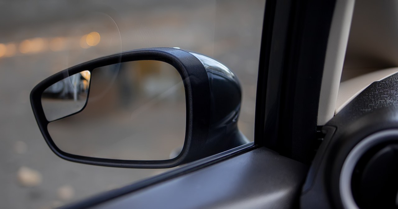 Całe życie źle ustawiałeś lusterka. Ten sposób ratuje życie
