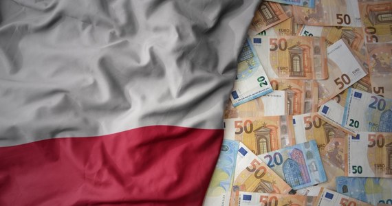 Komisja Europejska objęła procedurą nadmiernego deficytu Polskę i sześć innych krajów członkowskich, w tym m.in. Francję i Włochy. Oznacza to, że każdy z nich będzie musiał przedstawić plan działań naprawczych, które zamierza podjąć, by obniżyć deficyt.