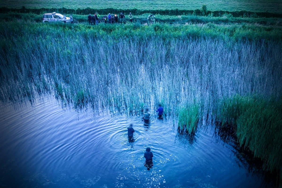 Policjanci z Krosna Odrzańskiego (Lubuskie) zatrzymali po pościgu czterech imigrantów. "Wypatrzył ich operator drona, kiedy ukryli się w wodzie na środku stawu sięgającej im po szyję" - poinformowała w środę rzeczniczka policji w Krośnie Odrzańskim Justyna Kulka.
