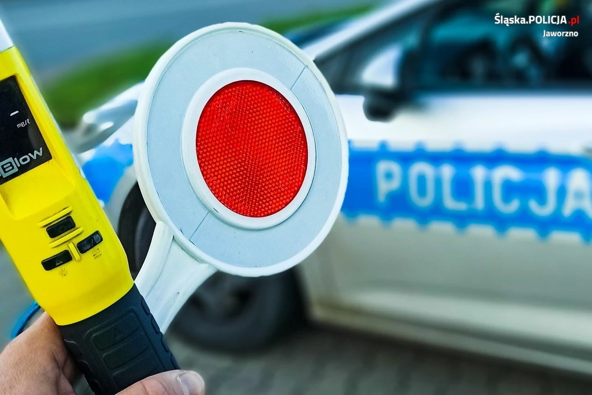 Ponad pół promila alkoholu miał w organizmie kierowca autobusu, zatrzymany w środę rano przez drogówkę z Jaworzna. Pojazdem jechały do szkoły dzieci, dotarły tam z innym, wezwanym przez przewoźnika kierowcą.