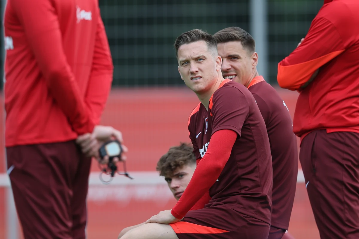 Reprezentacja Polski przygotowuje się do piątkowego meczu mistrzostw Europy z Austrią w Berlinie. Biało-Czerwoni odbyli dziś kolejny trening, a w zajęciach wziął udział Robert Lewandowski. Jako jedyny na boisko w piłkarskim obuwiu nie wyszedł z kolei Piotr Zieliński, ale pomocnik ma być gotowy na piątek.