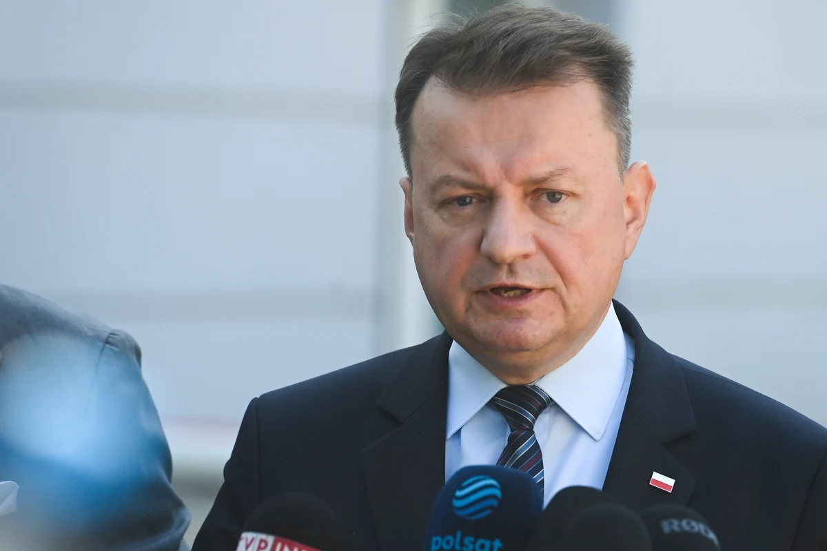 "To jest pokazanie stanu faktycznego" - tak poseł Prawa i Sprawiedliwości Mariusz Błaszczak bronił dziś opublikowanego przez jego partię w mediach społecznościowych spotu, który wywołał poruszenie wśród internautów. Nagranie, którego głównymi (i negatywnymi) bohaterami są migranci, przez część polityków i komentatorów zostało uznane za rasistowskie i podżegające do nienawiści. "My nie chcemy, żeby Polska zmieniła się w piekło" - przekonywał Błaszczak. 