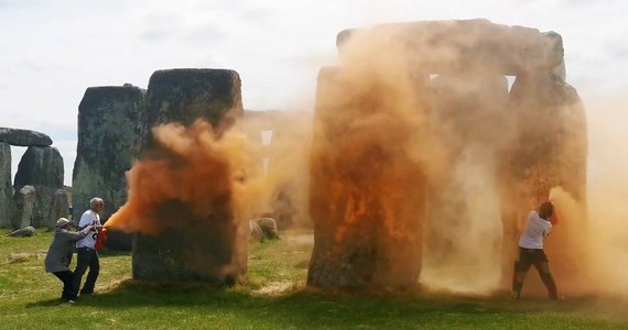 Aktywiści z organizacji Just Stop Oil spryskali pomarańczową farbą jeden z najsłynniejszych zabytków w Wielkiej Brytanii - kamienny krąg Stonehenge. Zostali zatrzymani przez policję.