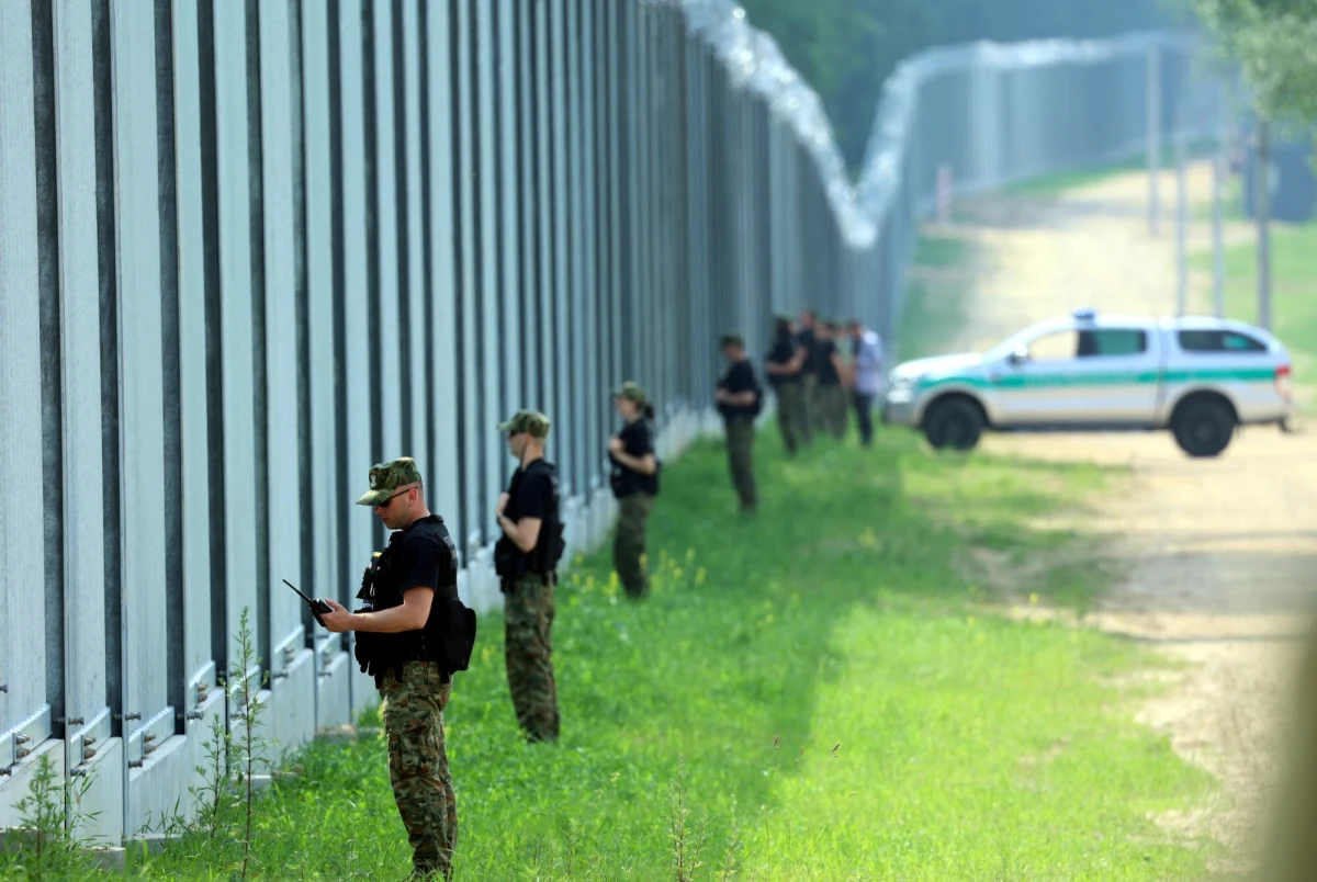 "Funkcjonariusze SG udzielili pomocy kobiecie z urazem oka przy polsko-białoruskiej granicy. Na miejsce wezwali karetkę, kobieta trafiła do szpitala" - poinformował w środę Podlaski Oddział Straży Granicznej. Aktywiści z fundacji Egala zacytowali w mediach społecznościowych słowa samej postrzelonej. Miała ona stwierdzić, że "strzał padł nagle, bez żadnego ostrzeżenia, od jednej z dwóch umundurowanych osób znajdujących się po polskiej stronie płotu". Straż graniczna podkreśla natomiast, że polskie służby nie użyły broni.