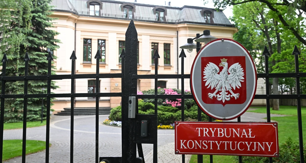 Uchwalona w styczniu br. ustawa o Narodowym Centrum Badań i Rozwoju, którą prezydent Andrzej Duda skierował do Trybunału Konstytucyjnego, jest niezgodna z konstytucją, bo do głosowania nie dopuszczono Mariusza Kamińskiego i Macieja Wąsika - orzekł dziś Trybunał. W uzasadnieniu wydanego wyroku sędzia sprawozdawca Bogdan Święczkowski podkreślał, że wyroki sądów i decyzje marszałka Sejmu w tej sprawie zostały podjęte z rażącym naruszeniem prawa.