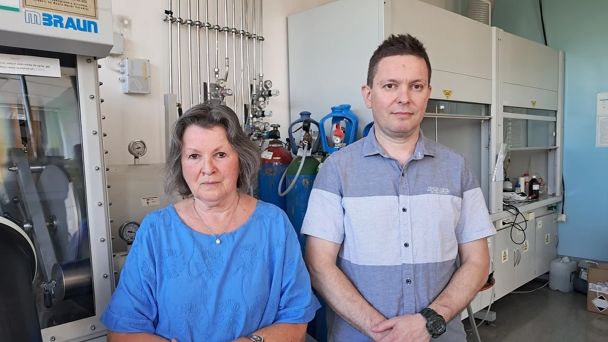 Dla zielonej transformacji energetycznej i masowego wdrożenia odnawialnych źródeł energii konieczna jest budowa licznych magazynów energii. Rząd nie wydaje się zainteresowany rozwojem polskich technologii ich produkcji - mówią RMF FM prof. Janina Molenda z AGH i prof. Marcin Molenda z UJ. Ponad rok temu z inicjatywy Ministerstwa Klimatu i Środowiska największe spółki Skarbu Państwa i cztery polskie uczelnie wyższe podpisały list intencyjny w sprawie rozwoju technologii wytwarzania odpowiednich ogniw sodowo-jonowych. Po wyborach nie mogą jednak doczekać się wsparcia i obawiają się, że projekt nie będzie kontynuowany. W odpowiedzi na pytanie RMF FM Ministerstwo deklaruje, że "trwają poszukiwania finansowania na realizację projektu. Obecnie dalsza realizacja projektu jest rozważana i konieczna jest dalsza analiza w tej sprawie".