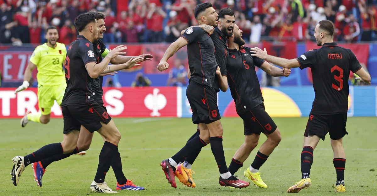 Cztery gole i mnóstwo zwrotów akcji zobaczyli kibice zgromadzeni na trybunach stadionu w Hamburgu podczas meczu Chorwacji z Albanią. Kiedy wydawało się, że ci pierwsi dowiozą do końcowego gwizdka prowadzenie 2:1, w piątej minucie doliczonego czasu gry bramkę na wagę remisu zdobył Klaus Gjasula. Albański pomocnik w ten sposób zrehabilitował się za strzelonego wcześniej gola samobójczego.