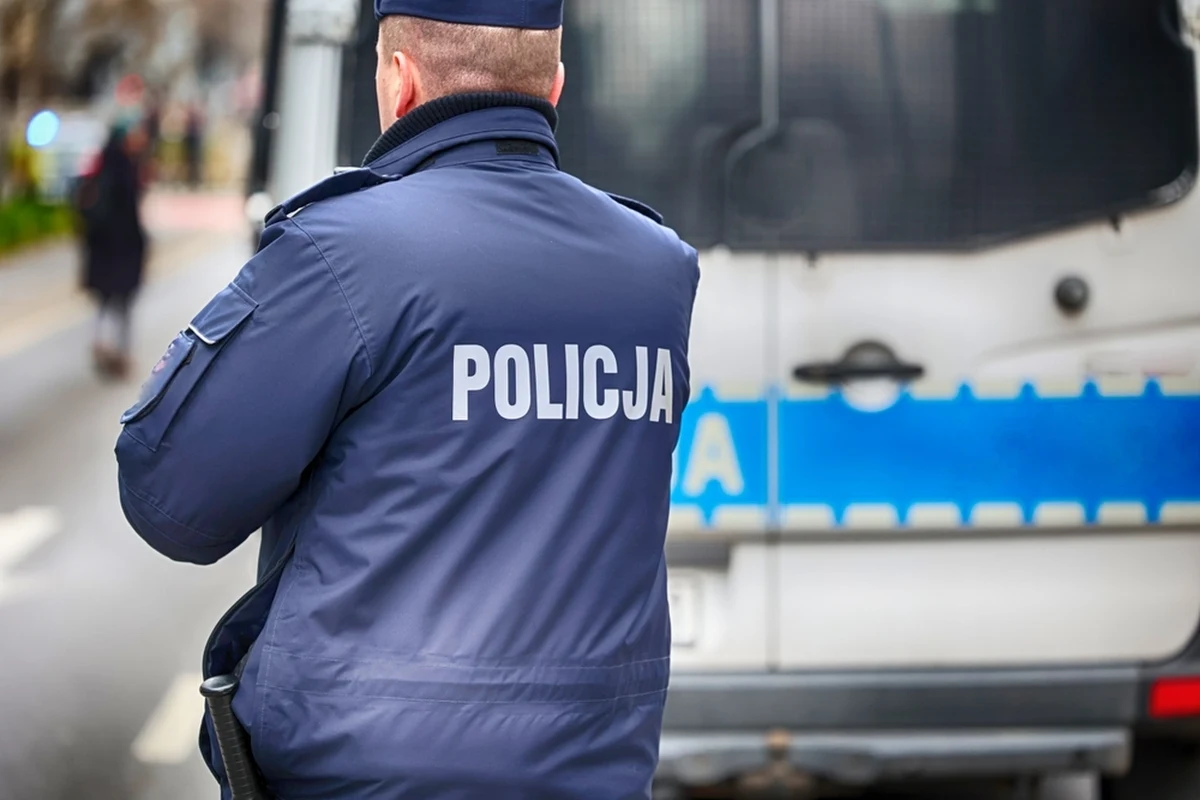 W piwnicy jednego z budynków wielorodzinnych w Katowicach znaleziono w środę dwie laski dynamitu stosowanego w górnictwie. Odkrycia dokonali policjanci, którzy interweniowali tam w innej sprawie. Na czas akcji pirotechników ewakuowano ponad 50 osób.