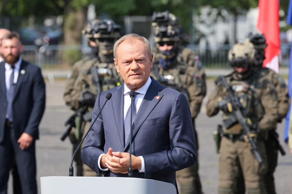 "Służba funkcjonariuszy SOP bywa często bohaterska. Być może jest najbardziej niedocenianą służbą w Polsce" - mówił premier Donald Tusk, dedykując tej formacji przyjęty na środowym posiedzeniu rządu projekt dotyczący działania służb. Wskazał, że pozwoli on użyć broni w "sytuacji krytycznej".