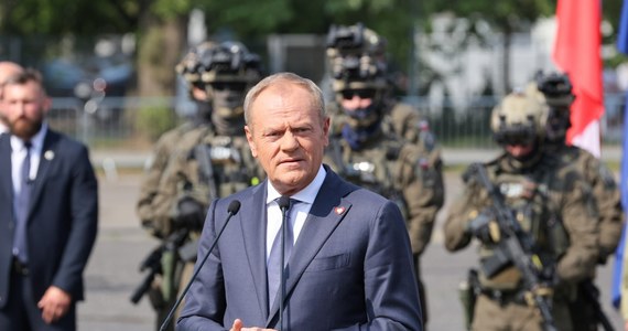 "Służba funkcjonariuszy SOP bywa często bohaterska. Być może jest najbardziej niedocenianą służbą w Polsce" - mówił premier Donald Tusk, dedykując tej formacji przyjęty na środowym posiedzeniu rządu projekt dotyczący działania służb. Wskazał, że pozwoli on użyć broni w "sytuacji krytycznej".