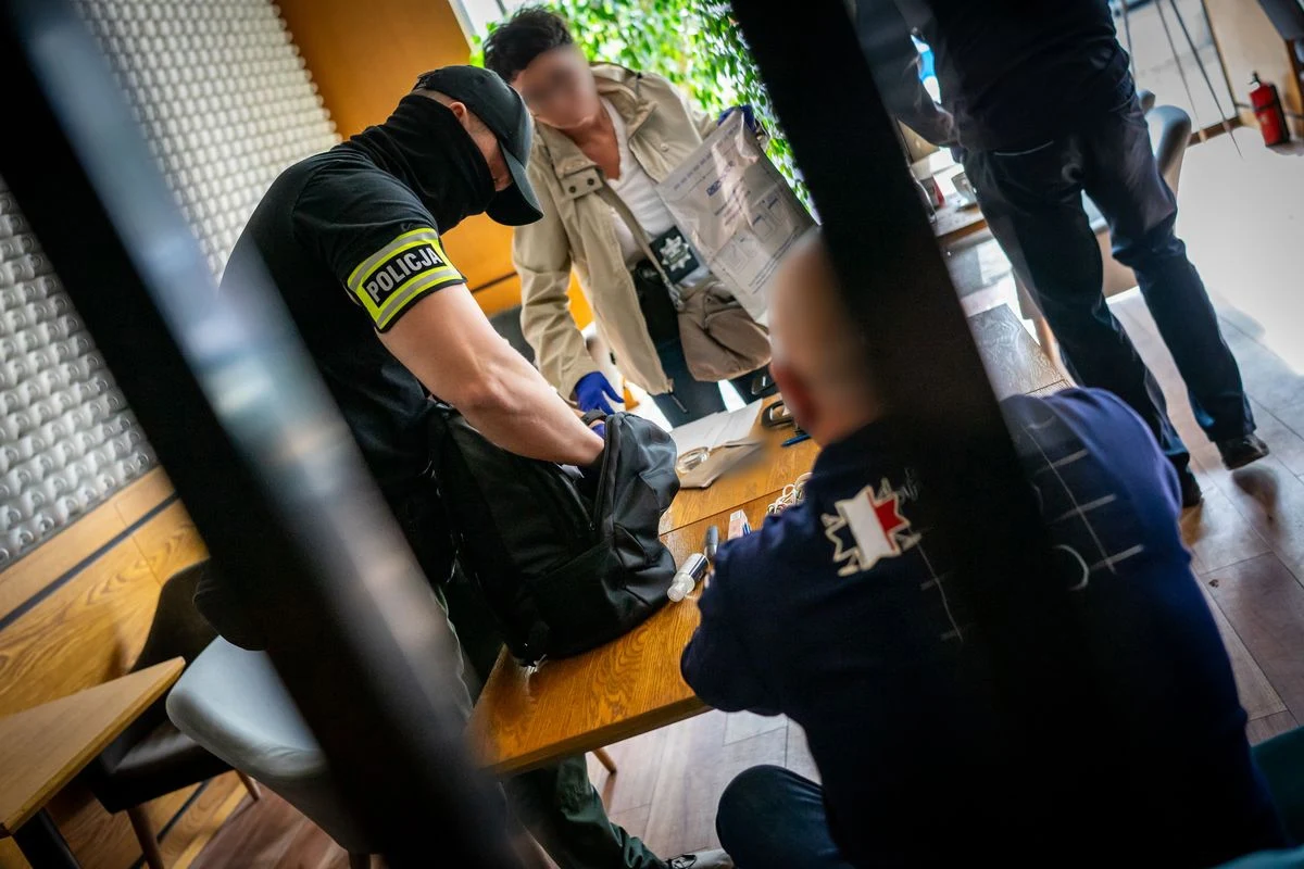 Policja zatrzymała na gorącym uczynku 47-letniego gdańszczanina, który za 150 tys. zł łapówki obiecał nie podbijać ceny podczas licytacji miejskiej nieruchomości w Gdyni. W wyniku zmowy, gdyński urząd miasta straciłby 800 tys. zł.