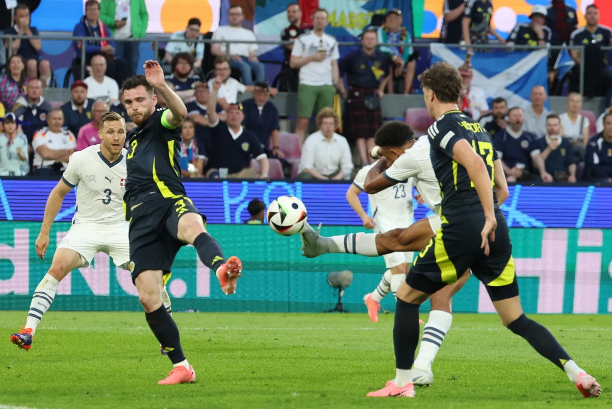 Szkocja zremisowała ze Szwajcarią 1:1 w drugiej kolejce fazy grupowej piłkarskich mistrzostw Europy rozgrywanych w Niemczech. W grupie A z kompletem sześciu punktów prowadzą Niemcy, którzy wcześniej wygrali 2:0 z Węgrami.