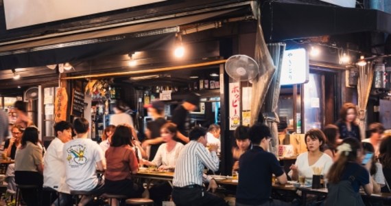 Coraz więcej japońskich restauracji wprowadza dwa cenniki w swoich menu: tańsze dla lokalnych klientów i droższe dla zagranicznych gości. Chcą w ten sposób wykorzystać napływ turystów bez zrażania miejscowych konsumentów - pisze portal Nikkei Asia.