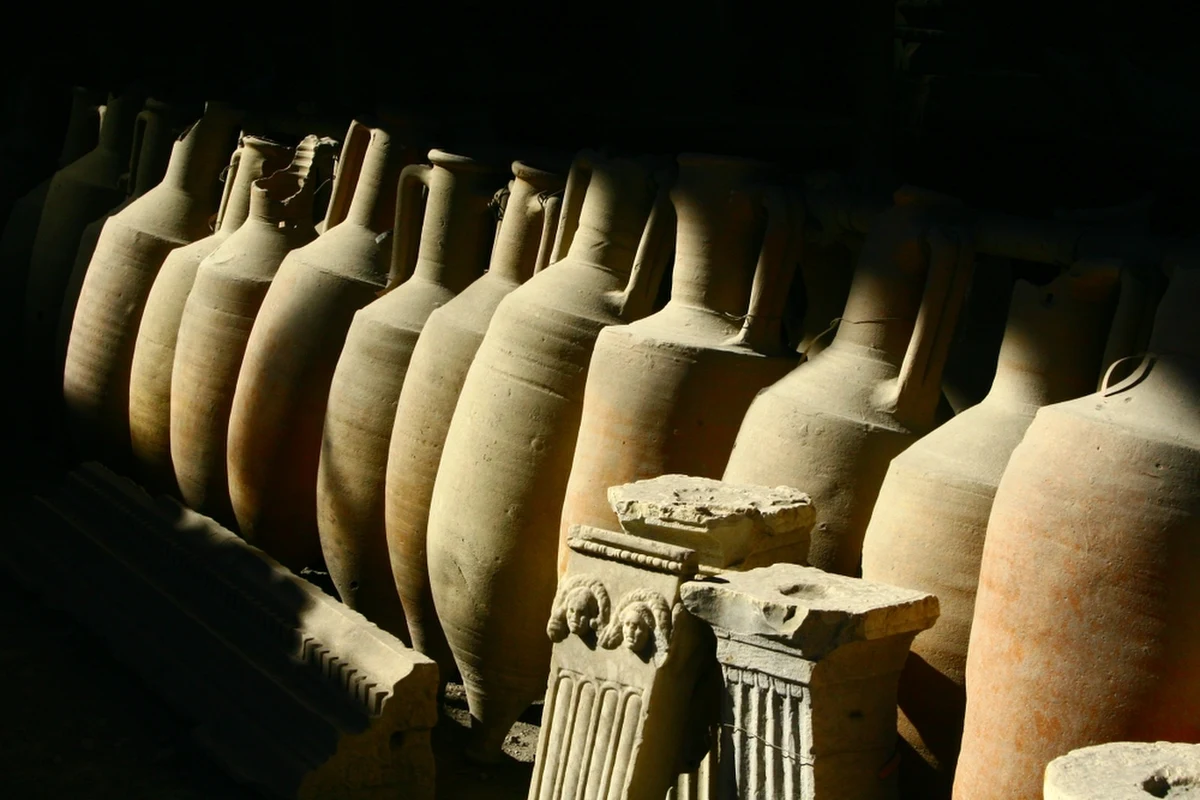 W Carmonie w Hiszpanii w rzymskim grobowcu sprzed 2000 lat znaleziono wino w stanie płynnym. Z analizy chemicznej wynika, że jest to wino białe.
