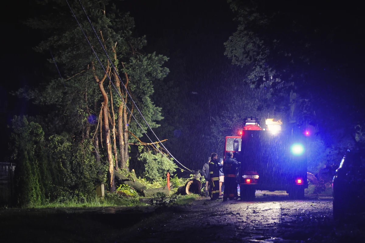 "Co najmniej jedna osoba zginęła z powodu gwałtownej burzy, która w nocy ze środy na czwartek przeszła przez czeskie Zaolzie" - poinformowała straż pożarna kraju (pol. - województwa) morawsko-śląskiego. Upadające drzewo zabiło mężczyznę w Czeskim Cieszynie.