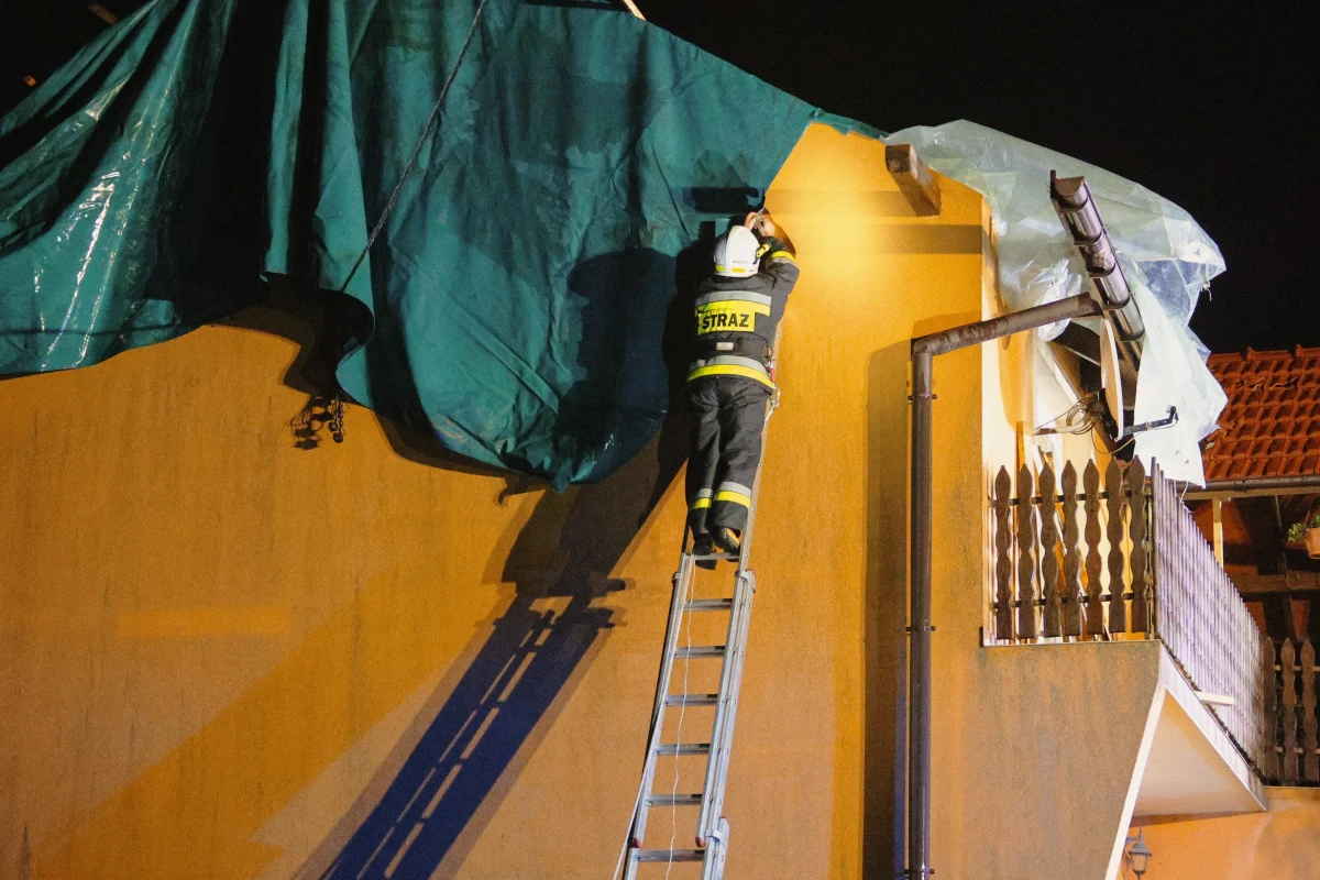 W nocy nad południową Polską przeszły silne burze. Najgorzej było w województwie śląskim, gdzie m.in. uszkodzonych jest 150 dachów. Ze zniszczeniami będą musieli zmierzyć się mieszkańcy Pstrążnej, gdzie ucierpiał kościół, probostwo i przedszkole, ale chyba najbardziej spektakularnie wyglądają nagrania z okolic Raciborza. Zebraliśmy dla was filmy i zdjęcia, które obrazują skalę środowego żywiołu.