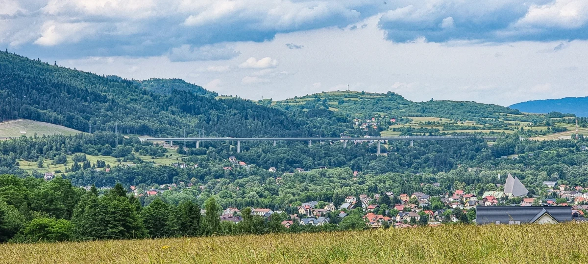 To będzie jedna z najbardziej widokowych dróg w Polsce. Między Przybędzą i Milówką w Beskidach w województwie śląskim powstaje 8,5-kilometrowy odcinek trasy S1, który jest obwodnicą Węgierskiej Górki. Na tym krótkim fragmencie kierowcy pojadą między innymi dwoma tunelami i zawieszoną nad górskimi stokami spektakularną estakadą, wysoką na ponad 30 metrów. Pierwsze samochody trasę mają pokonać pod koniec przyszłego roku. Dziennikarzowi RMF FM udało się zajrzeć do powstających tuneli i wspiąć na najwyższy z wiaduktów.