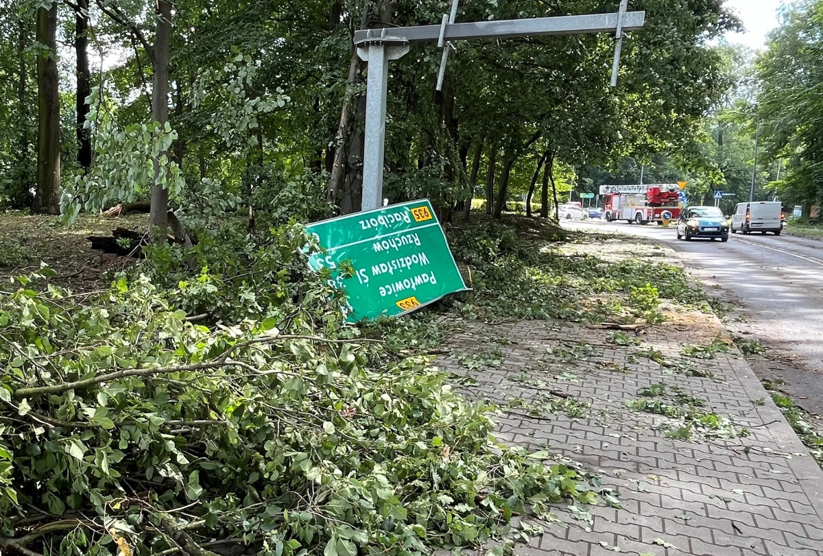 To nie była spokojna noc. Od wczoraj front burzowy przetaczał się nad Polską. Zerwane i uszkodzone dachy, zalane posesje - to skutki silnego wiatru i gwałtownych opadów, które przechodziły nad kilkoma województwami. Najbardziej ucierpiało województwo śląskie. W Pszczynie częściowo zawalił się dach supermarketu. Nie ma informacji o osobach rannych.