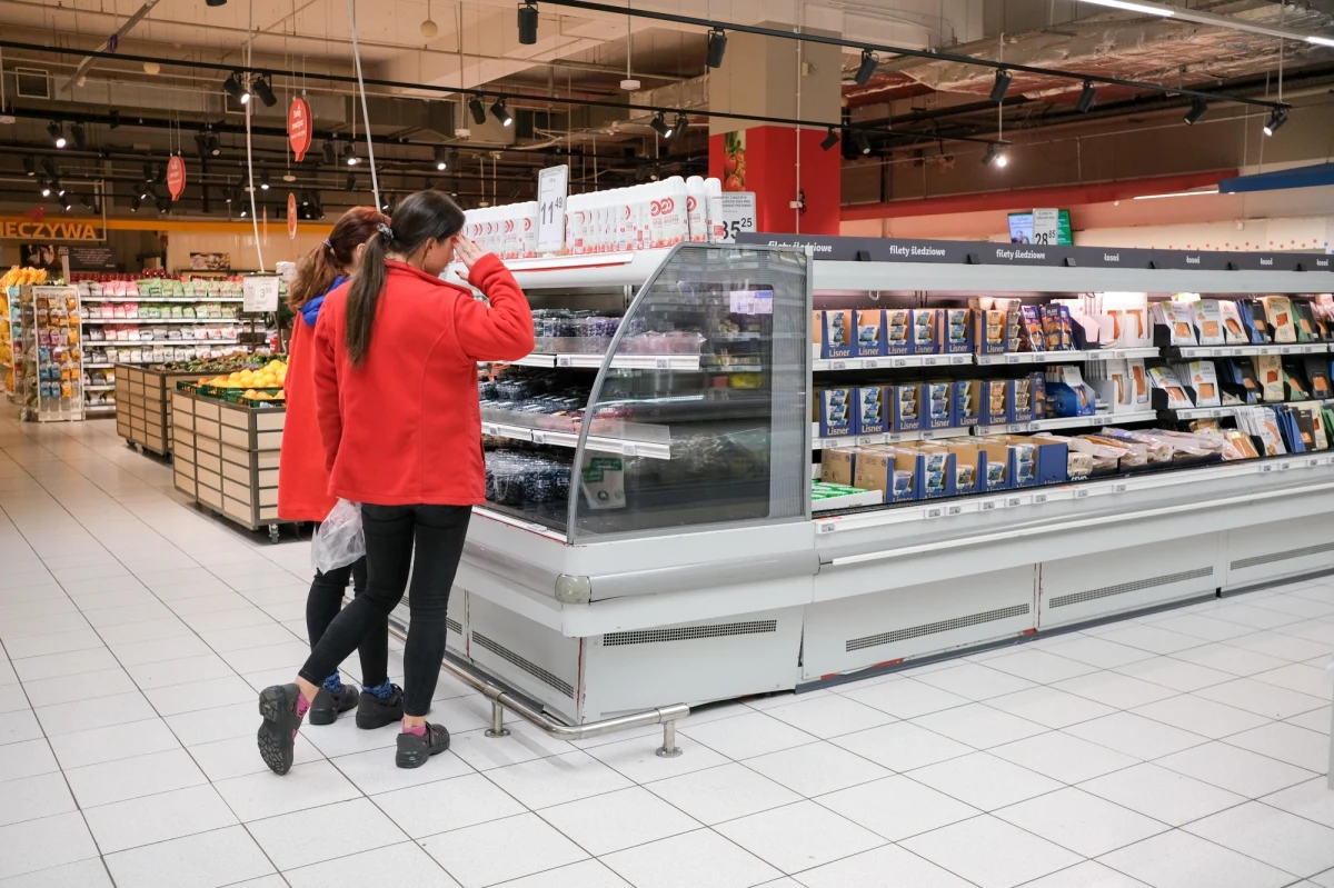 Słodycze i desery, chemia gospodarcza, napoje bezalkoholowe i alkoholowe, dodatki spożywcze, a także pieczywo - to pięć kategorii produktów, których ceny rosną i będą rosnąć dalej - wynika z najnowszego raportu „Indeks cen w sklepach detalicznych” UCE Research i Uniwersytetów WSB Merito (dawniej Wyższych Szkół Bankowych).