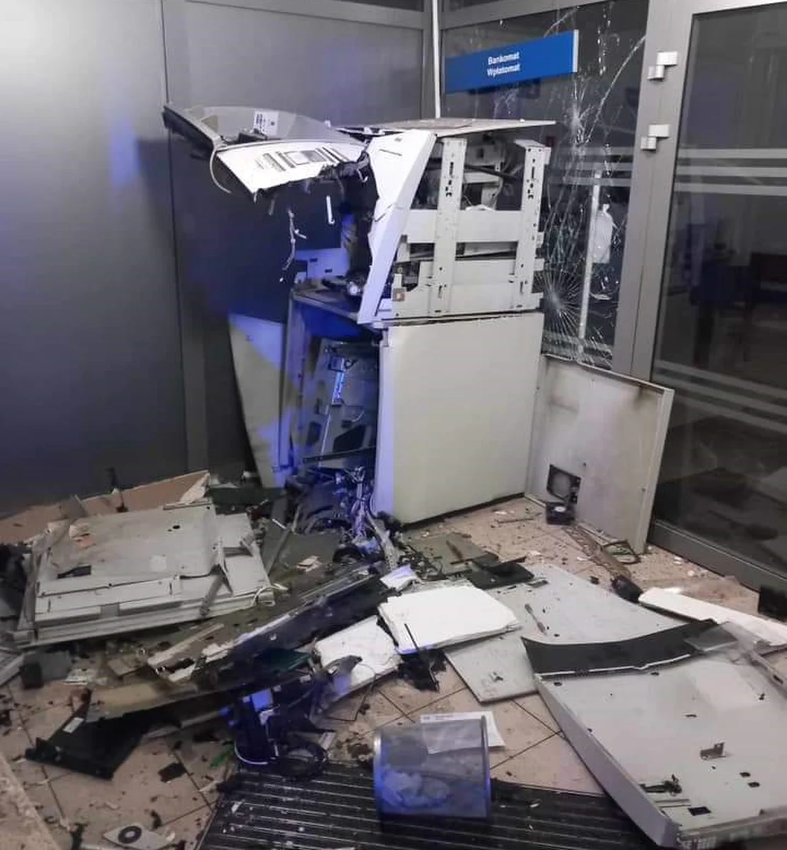W Zbąszyniu (Wielkopolska, powiat nowotomyski), przy ul. Senatorskiej, dwóch mężczyzn wysadziło jeden z bankomatów. Policja ustala okoliczności zdarzenia. 