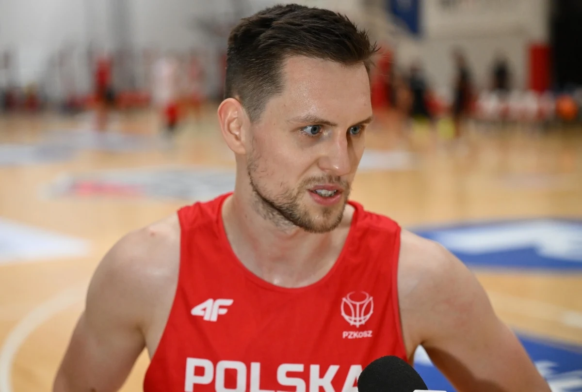 Kadra koszykarzy ma przed sobą serię meczów towarzyskich poprzedzających kwalifikacje olimpijskie w Walencji. Kapitan Biało-Czerwonych Mateusz Ponitka opowiedział, jak na zgrupowaniu odnalazł się Jeremy Sochan, porównał byłego trenera Mike'a Taylora do Michała Probierza i opisał, co do drużyny dołożył obecny szkoleniowiec Igor Milicić. "Cieszymy się, że jesteśmy w miejscu, w jakim jesteśmy. Dużo na to pracowaliśmy, by stworzyć taką rodzinną atmosferę. Wypracować chęć wspólnego wygrywania, rozwijania się. Teraz będziemy o to dbać" - mówi RMF FM Ponitka.