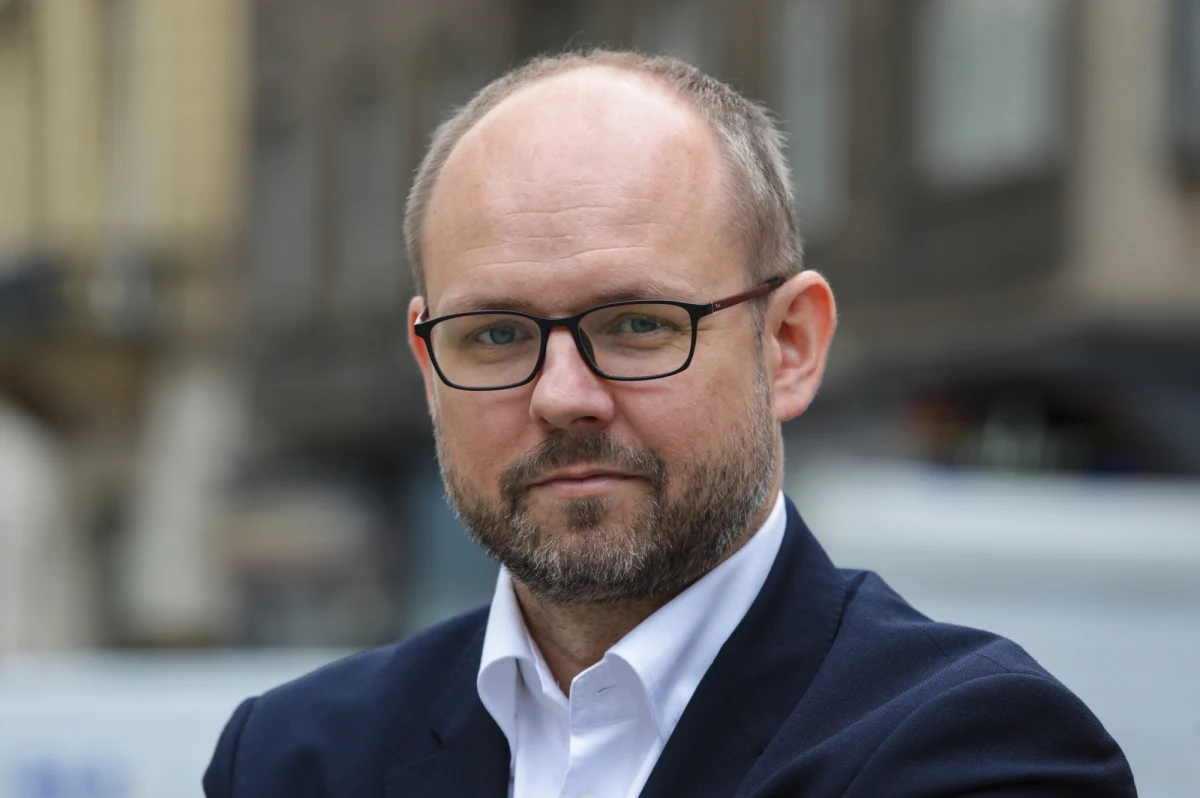 "Janusz Kowalski jest członkiem klubu Prawa i Sprawiedliwości w Parlamencie. Pewnie, jak złoży taki wniosek, to będzie on przez odpowiednie koło rozpatrywany. Jeśli spełni warunki, to pewnie zostanie przyjęty, natomiast nic mi o tym nie wiadomo, żeby taki wniosek złożył. Na razie pozostaje aktywnym posłem klubu Prawa i Sprawiedliwości, zresztą wybranym także i z naszych list, będąc wówczas członkiem innej partii - Suwerenna Polska - ale jednak startującym z list PiS" - powiedział w Rozmowie w południe w Radiu RMF24 Marcin Przydacz, poseł PiS i były wiceminister spraw zagranicznych.