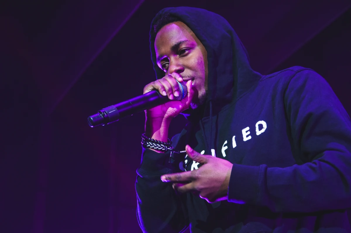 Gwiazdorska oda do rapu z Zachodniego Wybrzeża USA – tak magazyn "Rolling Stone" określił zakończony dziewięć godzin temu koncert Kendricka Lamara "The Pop Out: Ken & Friends”. Występ zgromadził śmietankę artystów z zachodniej części Stanów Zjednoczonych związanych z szeroko rozumianą kulturą hip-hop.