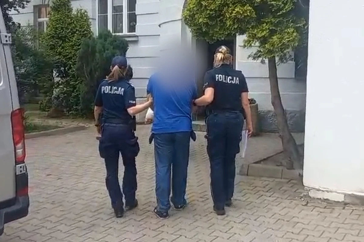 Zatrzymany w Niemczech 54-latek podejrzany o zamordowanie w Spytkowicach matki i siostry został w środę przewieziony do Polski. Przebywa w areszcie śledczym w Jeleniej Górze – poinformowała w czwartek małopolska policja.