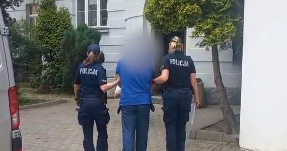 Zatrzymany w Niemczech 54-latek podejrzany o zamordowanie w Spytkowicach matki i siostry został w środę przewieziony do Polski. Przebywa w areszcie śledczym w Jeleniej Górze – poinformowała w czwartek małopolska policja.