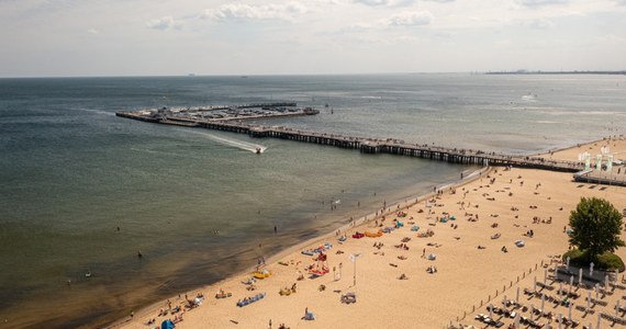 W sezonie letnim na gdańskich plażach nad bezpieczeństwem będzie czuwało 70 ratowników. W Gdyni - 31, a w Sopocie 60. Pierwsze strzeżone kąpielisko zostało otwarte kilka dni temu w Sopocie. Pozostałe ruszają w piątek lub w pierwszy dzień lipca.