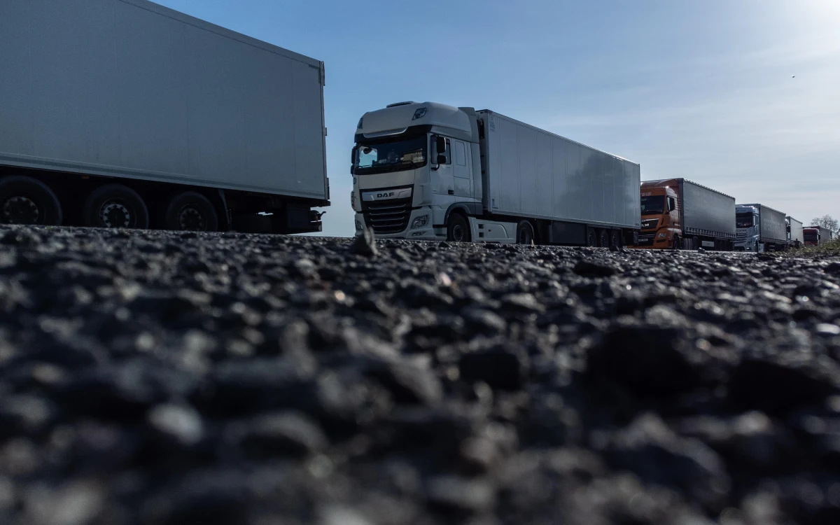 Komisja Europejska i Ukraina podpisały w czwartek nowe porozumienie ws. transportu drogowego - ma ono ułatwiać Ukrainie tranzyt przez kraje UE. Umowa zawiera klauzulę ochronną umożliwiającą zawieszenie obowiązywania umowy tam, gdzie dojdzie do zakłóceń na rynku transportowym.