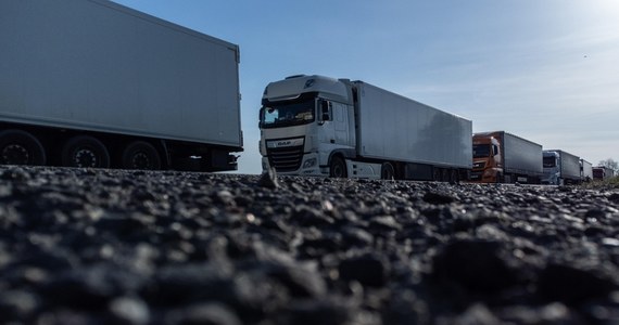 Komisja Europejska i Ukraina podpisały w czwartek nowe porozumienie ws. transportu drogowego - ma ono ułatwiać Ukrainie tranzyt przez kraje UE. Umowa zawiera klauzulę ochronną umożliwiającą zawieszenie obowiązywania umowy tam, gdzie dojdzie do zakłóceń na rynku transportowym.