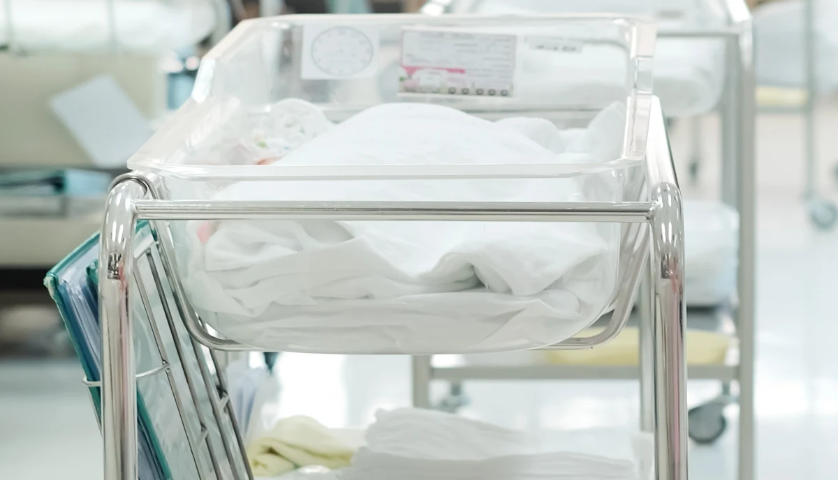 Nie żyje noworodek, który w ciężkim stanie trafił do gorzowskiego szpitala wojewódzkiego. Dziecko miało wiele urazów, świadczących o przemocy wobec niego. Zatrzymano babcię i rodziców chłopczyka.