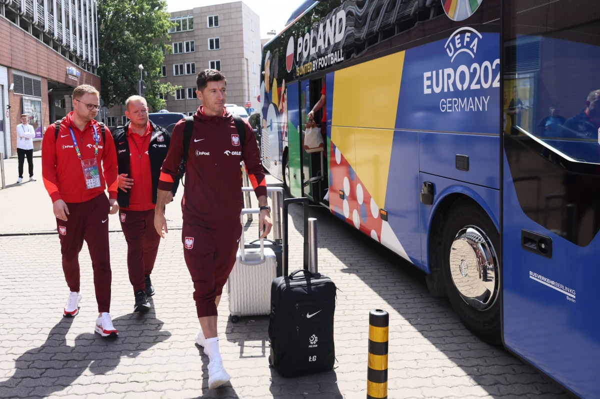 Trener reprezentacji Polski Michał Probierz powiedział, że po czwartkowym treningu podejmie decyzję, czy Robert Lewandowski i Paweł Dawidowicz będą mogli zagrać w piątek z Austrią w Berlinie na Euro 2024. "Na ten moment wszyscy są gotowi. Mam nadzieję, że to się nie zmieni" - dodał.