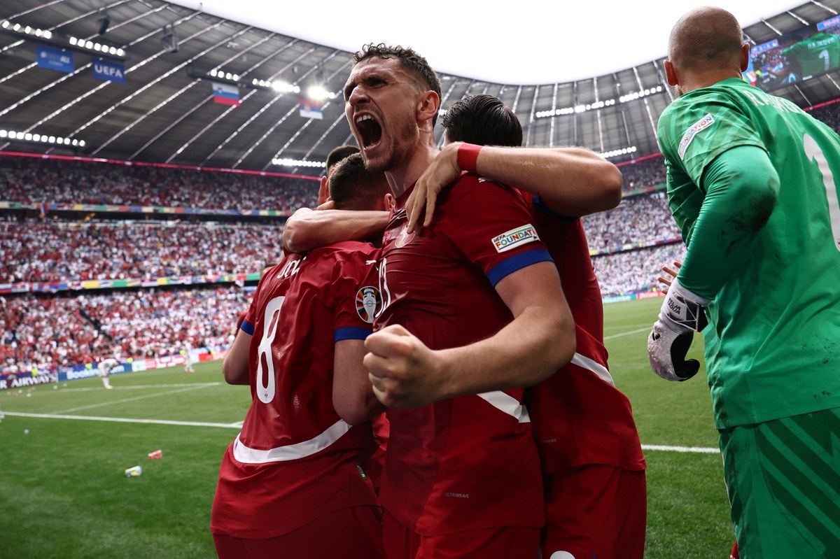 Słoweńcy już witali się z gąską, bo prowadzili 1:0, ale ostatni stały fragment gry zdecydował o podziale punktów w bałkańskim starciu Euro 2024. Rzutem na taśmę, w doliczonym czasie gry, Serbowie strzelili rywalom gola na 1:1. Dzięki temu trafieniu podopieczni Dragana Stojkovicia pozostają w grze o awans do fazy pucharowej turnieju.