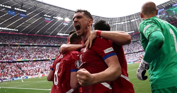 Słoweńcy już witali się z gąską, bo prowadzili 1:0, ale ostatni stały fragment gry zdecydował o podziale punktów w bałkańskim starciu Euro 2024. Rzutem na taśmę, w doliczonym czasie gry, Serbowie strzelili rywalom gola na 1:1. Dzięki temu trafieniu podopieczni Dragana Stojkovicia pozostają w grze o awans do fazy pucharowej turnieju.