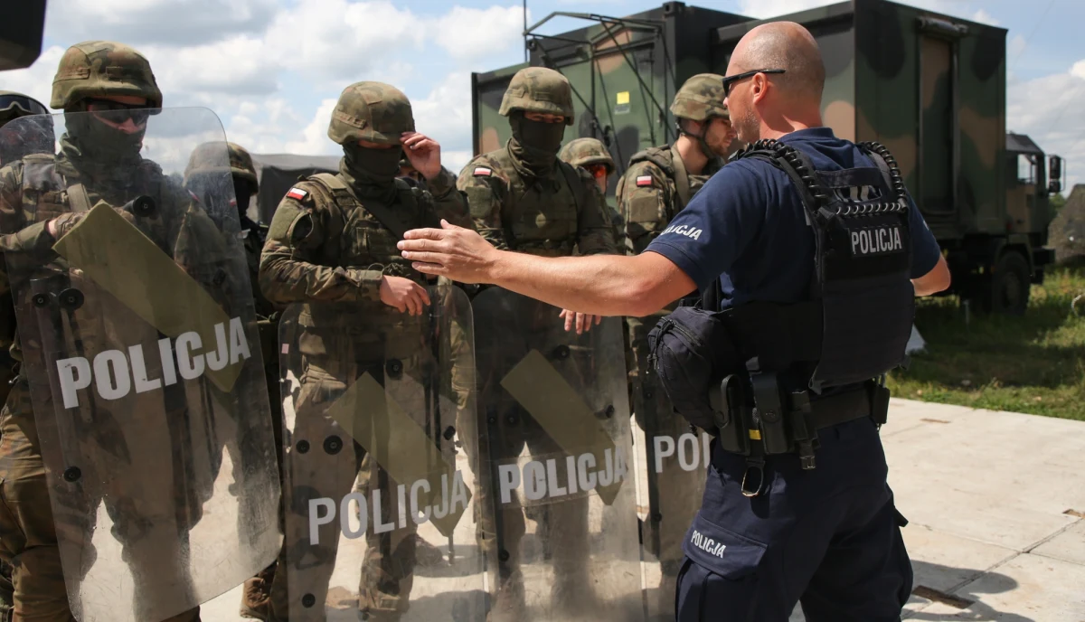Zmiana systemu szkolenia żołnierzy pełniących służbę na granicy polsko-białoruskiej przez policjantów. Jak dowiedział się reporter RMF FM, zdecydowano, że funkcjonariusze prewencji będą uczyć wojskowych w ich jednostkach, jak działać w oddziałach zwartych.