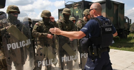 Zmiana systemu szkolenia żołnierzy pełniących służbę na granicy polsko-białoruskiej przez policjantów. Jak dowiedział się reporter RMF FM, zdecydowano, że funkcjonariusze prewencji będą uczyć wojskowych w ich jednostkach, jak działać w oddziałach zwartych.