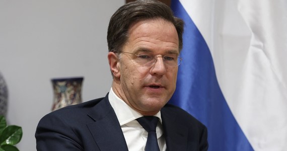 Mark Rutte, ustępujący premier Holandii, zostanie nowy sekretarzem generalnym NATO - tak twierdzi portal Politico. Dwa dni temu tę samą informację przekazał holenderski serwis informacyjny NOS, powołując się na źródła zbliżone do władz w Hadze. Aktualny szef Sojuszu Jens Stoltenberg nie potwierdził tych doniesień.