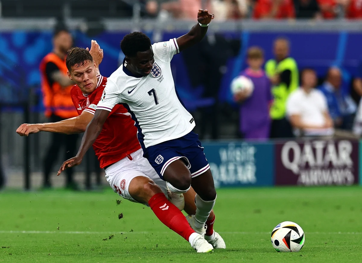 Przed rozpoczęciem mistrzostw Anglia, finalista poprzedniego Euro, wymieniana była w ścisłym gronie faworytów. Podopiecznie trenera Garetha Southagate'a na razie jednak na niemieckich boiskach nie zachwycają. Po skromnej wygranej z Serbią 1:0, tym razem zremisowali z Danią 1:1.