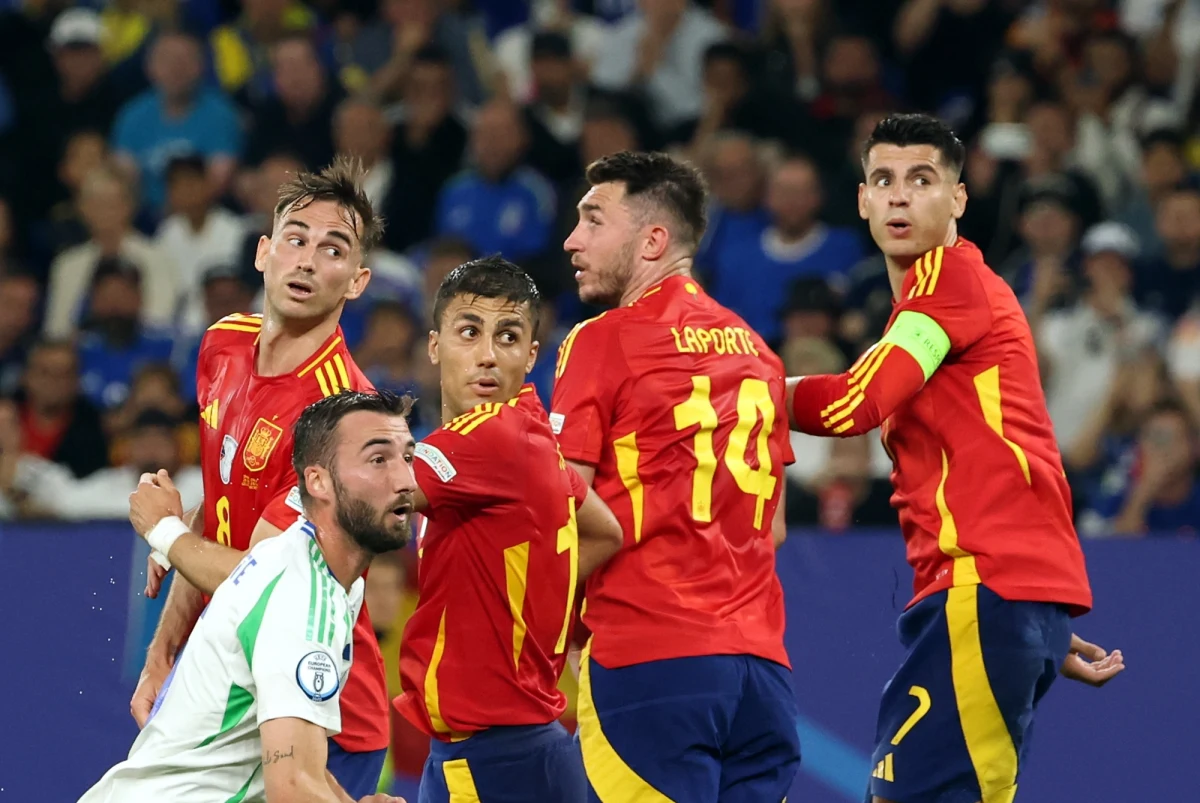 W jednym z największych europejskich klasyków Hiszpania okazała się lepsza od Włoch i zapewniła sobie awans do 1/8 finału Euro 2024 z pierwszego miejsca grupy B, nazywanej "grupą śmierci". Piłkarze z Półwyspu Iberyjskiego zwyciężyli 1:0 po samobójczym golu Riccardo Calafioriego.