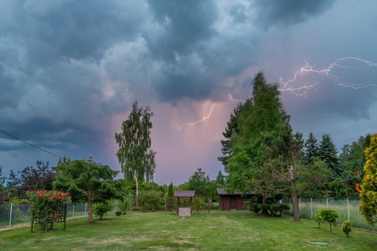 Ulewne deszcze, silny wiatr i grad mogą wystąpić w piątek na Dolnym Śląsku. Instytut Meteorologii i Gospodarki Wodnej wydał ostrzeżenie trzeciego, najwyższego stopnia, dla niemal całego województwa. 