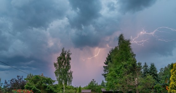 Ulewne deszcze, silny wiatr i grad mogą wystąpić w piątek na Dolnym Śląsku. Instytut Meteorologii i Gospodarki Wodnej wydał ostrzeżenie trzeciego, najwyższego stopnia, dla niemal całego województwa. 